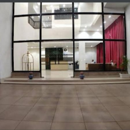 Derby Greens Hotel Bhopal Exteriör bild