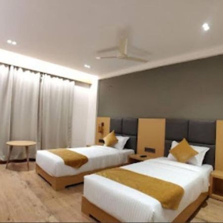 Derby Greens Hotel Bhopal Exteriör bild