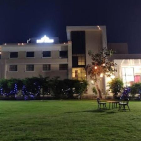 Derby Greens Hotel Bhopal Exteriör bild