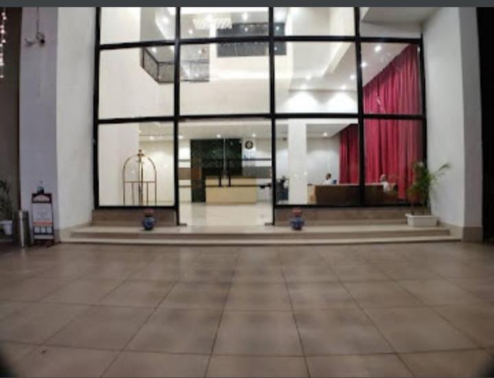 Derby Greens Hotel Bhopal Exteriör bild