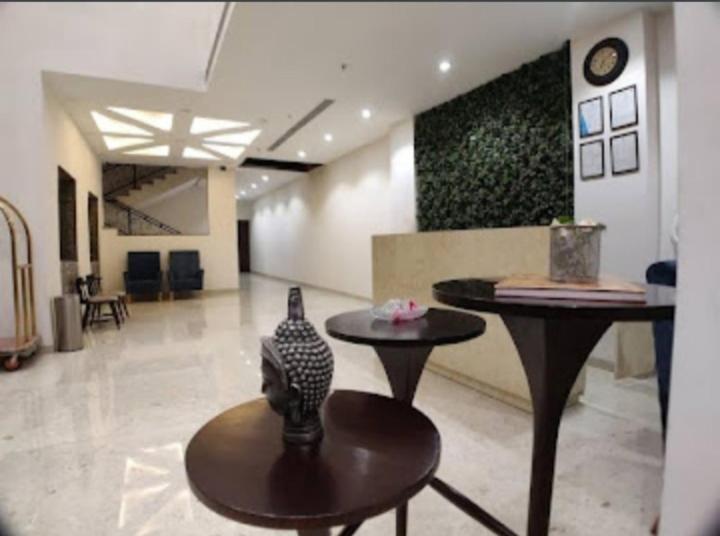 Derby Greens Hotel Bhopal Exteriör bild