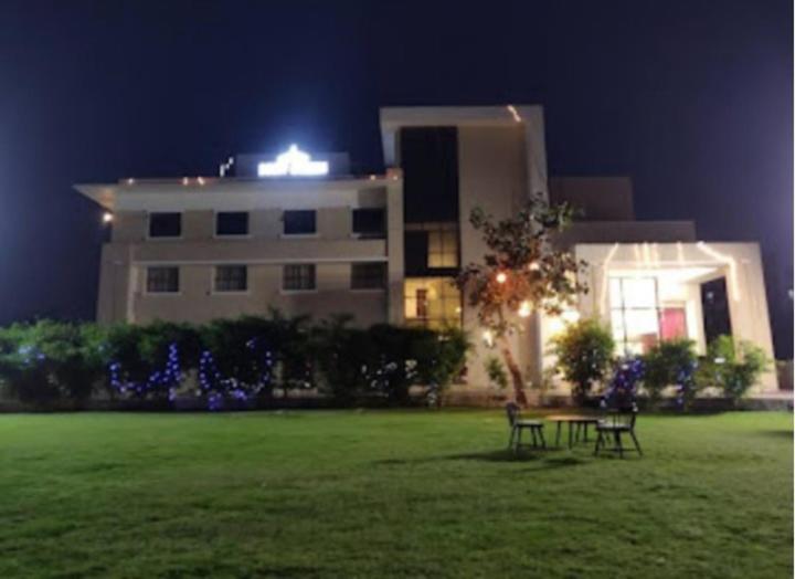 Derby Greens Hotel Bhopal Exteriör bild