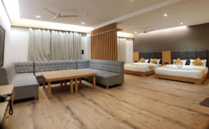 Derby Greens Hotel Bhopal Exteriör bild